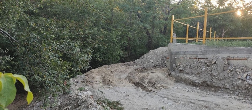 В пригороде Новороссийска предприимчивый гражданин решил построить дорогу, засыпав водоохранную зону грунтом