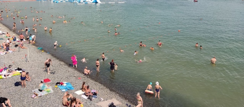 Туристы продолжают купаться.