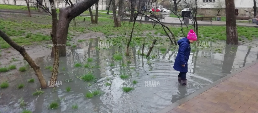 Новороссийцы пожаловались, что после каждого дождя сквер "Науки" превращается в болото, а теперь стало невозможно ходить и по тротуарам