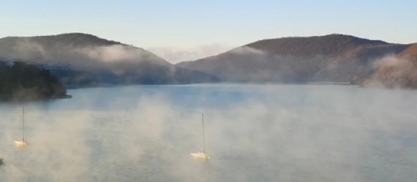 Новороссиец снял на видео, как парит озеро Абрау: шикарное зрелище