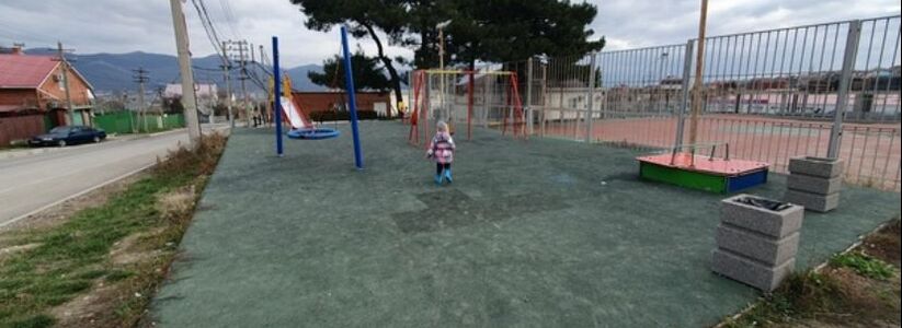 «Песочница без песка, нет лавочек и урн!»: жители Борисовки пожаловались на состояние детской площадки 