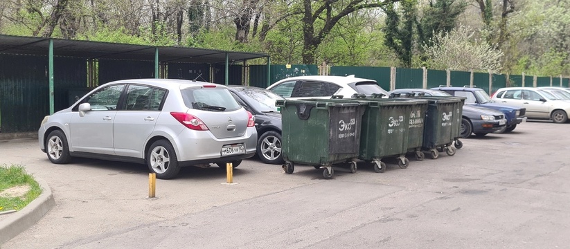 Некоторые горожане сегодня утром обнаружили свои машины среди мусорных баков.