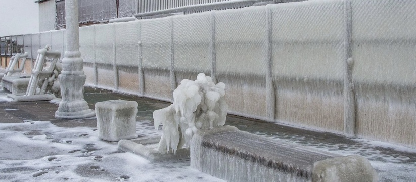 Суровая зимняя сказка: завораживающие кадры заснеженного Новороссийска в норд-ост