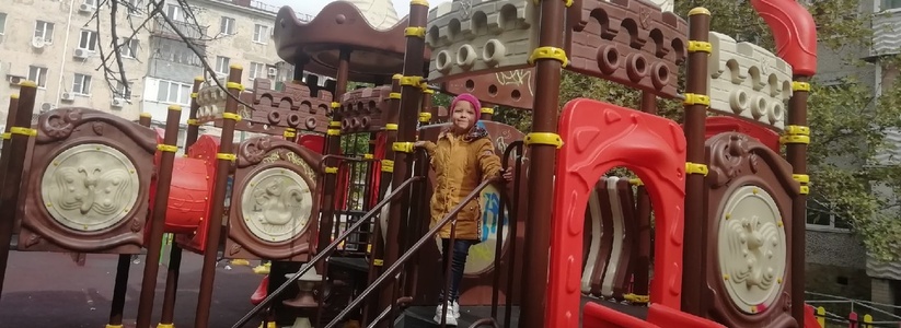 Полетать на тросу, покататься в гамаке и попрыгать на батуте: ТОП-6 самых крутых детских площадок во дворах Новороссийска