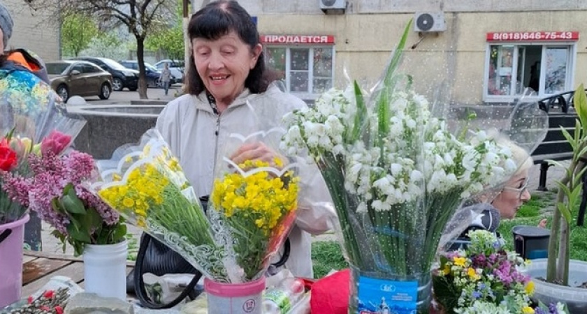 В Новороссийске пенсионерки вовсю торгуют краснокнижными цветами