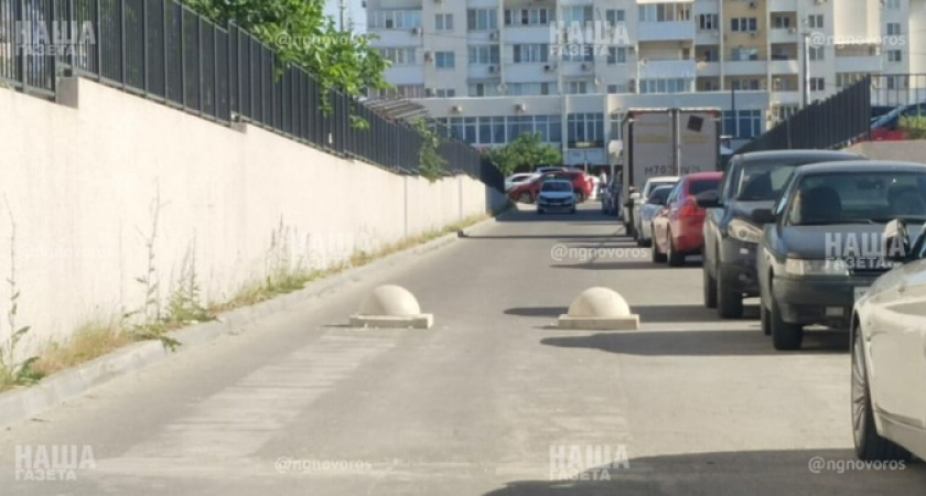 «Короткого» пути в «Ленту» больше нет: жители многоэтажки перегородили проезд полусферами, чтобы машины не летали через их двор
