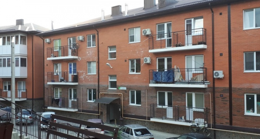 В ЖК «Парковый» в Новороссийске дебошир устроил соседям веселую ночь: мужчина кричал, матерился и скидывал с окна осколки на припаркованные машины