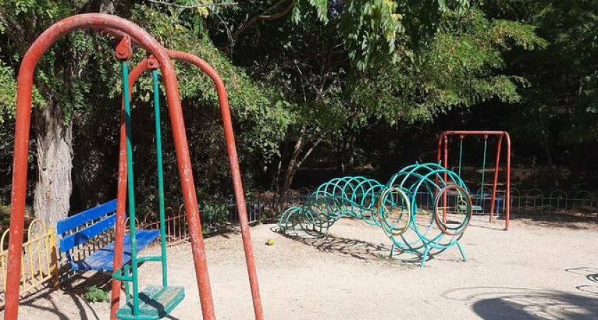 «Дети пострадают!»: в Новороссийске местные жители считают качели в парке травмоопасными