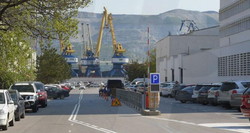 Платную парковку закрытого типа на улице Леднева в Новороссийске демонтируют: она зарабатывает мало денег