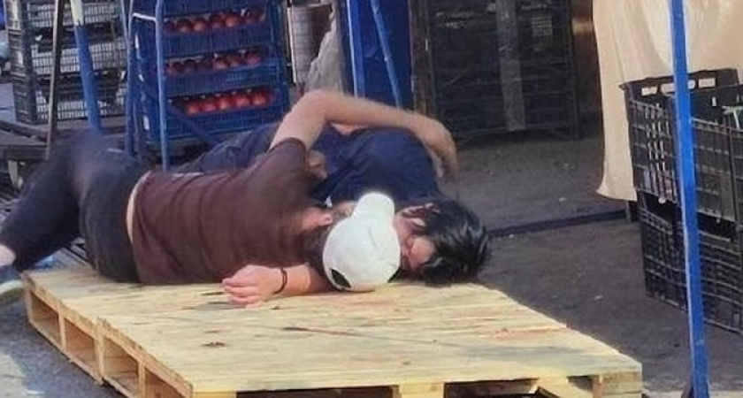 Новороссийцев возмутила влюбленная парочка маргиналов, спящая в обнимку на Центральном рынке 