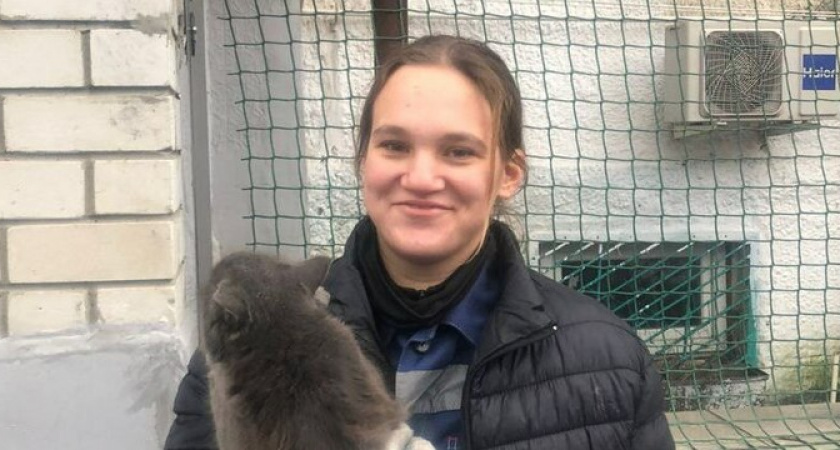 Новороссийские спасатели спустили на землю кота, который забрался на козырёк окна