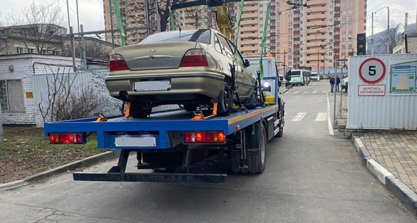 В Новороссийске эвакуируют все автомобили, которые мешают проезду пожарной машины: началась «зачистка» дворов