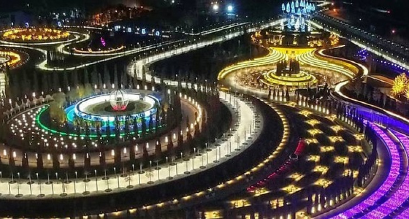 Другое измерение: парк «Краснодар» засветился новогодними огнями