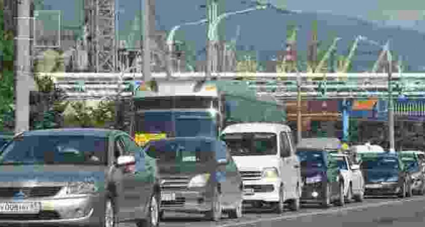 Новороссийск стоит в пробках: количество транспорта на дорогах превысило норматив в 12 раз