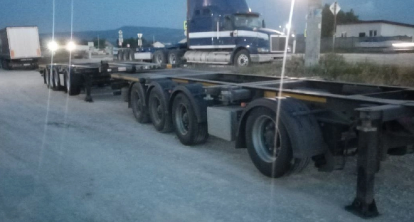 «Мой ребенок получил травму!» - новороссийцы пожаловались на стихийную стоянку прицепов 