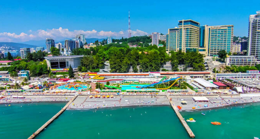 Море грязное, пляжи тесные, цены высокие: туристы рассказали, что их бесит в Сочи