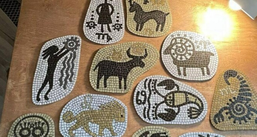 В Новороссийске со скамеек исчезли мозаики с изображением знаков зодиака