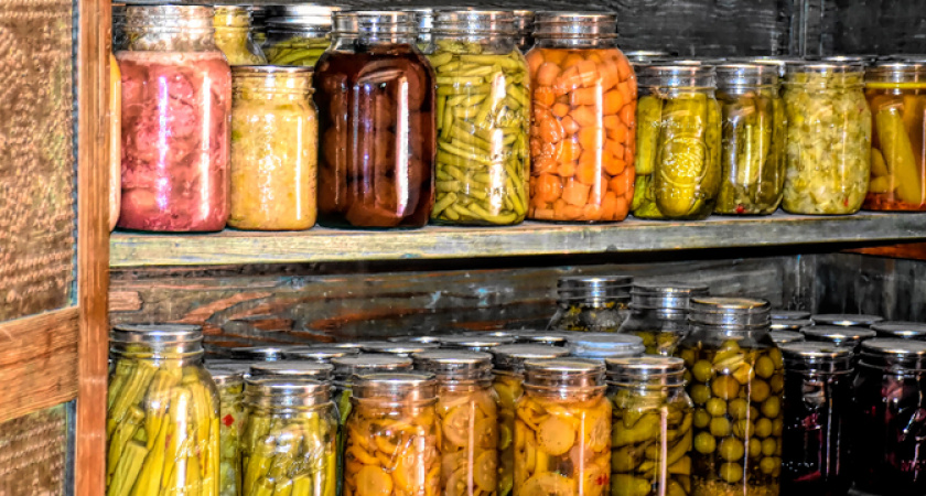 Опасно для здоровья: россиянам пояснили о реальных сроках годности у самодельных заготовок