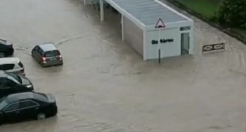 Залповый ливень подтопил поселок Абрау-Дюрсо под Новороссийском