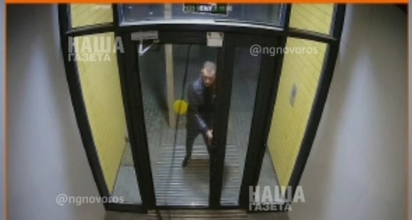 В Южном районе Новороссийска регулярно выламывают запертую подъездную дверь