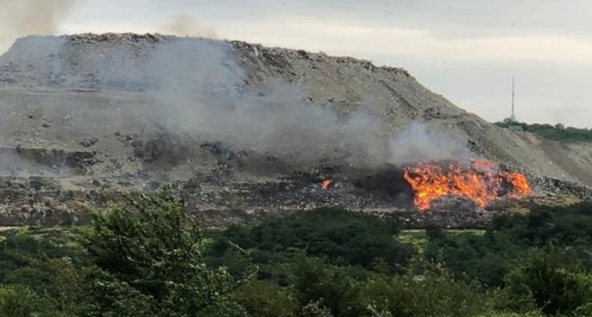 Под Новороссийском на горе Щелба снова полыхает мусорный полигон