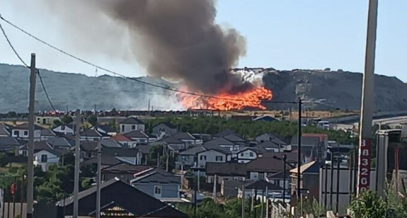 В Новороссийске на горе Щелба загорелся мусорный полигон