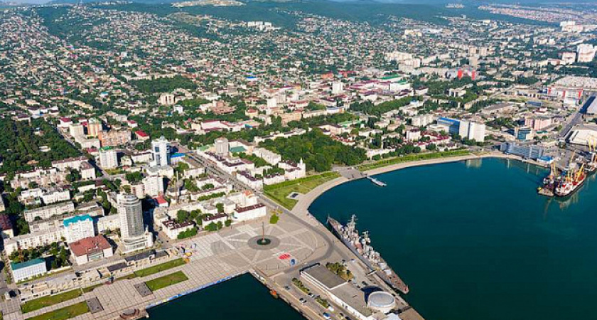 В домах Новороссийска разбиты окна, крыши и балконы: сколько денег получат жильцы, чьи дома пострадали от атаки беспилотников 