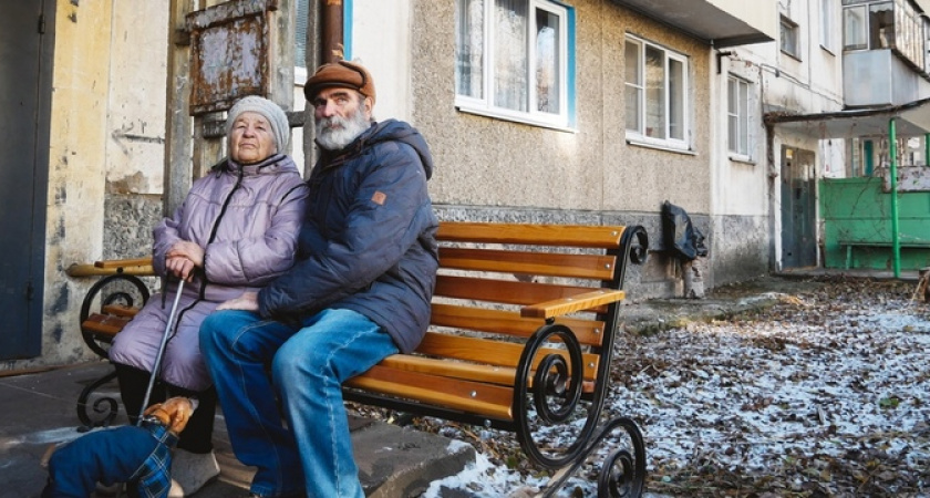 «Город вряд ли поможет, а НУК заломит тройную цену»: в Новороссийске пенсионеры просят помощи с установкой поручня на крыльце подъезда 