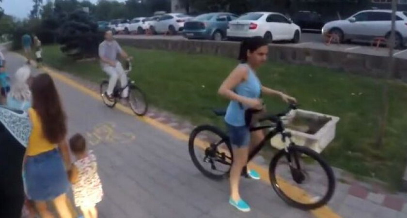 "А потом жалуются, что их сбивают!": зеваки гуляют по новороссийским велодорожкам и делают их бесполезными 