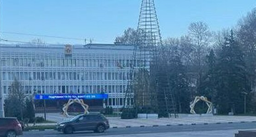 Новый год к нам мчится! В Новороссийске начали устанавливать первые елки