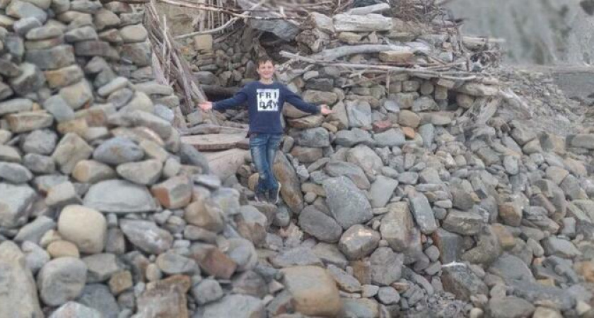 На новороссийском пляже появился замок из мусора 