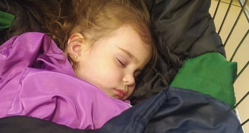 В Краснодаре женщина бросила 3-летнюю дочь в тележке для продуктов в одном из супермаркетов и рванула в Санкт-Петербург