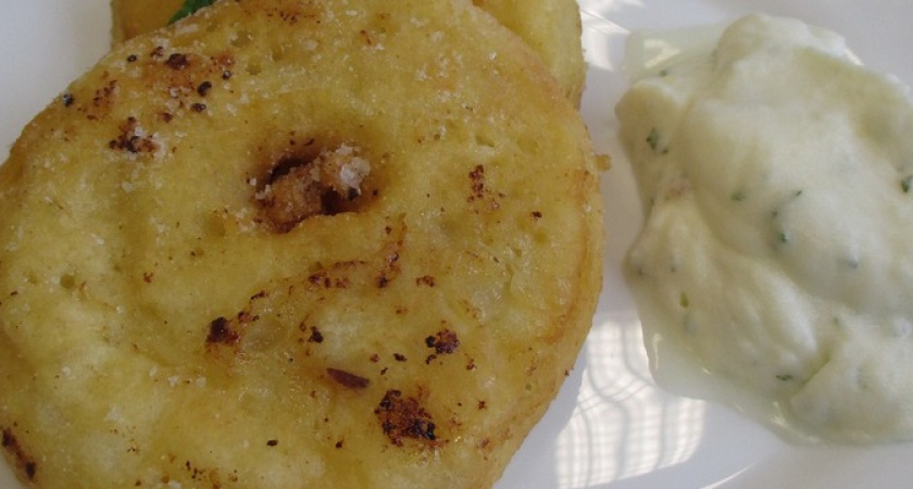 Готовим универсальный кляр: в нём можно жарить всё, от мяса и рыбы до фруктов