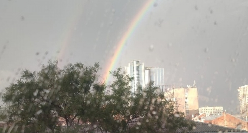 Новороссийцы любуются двойной радугой после дождя