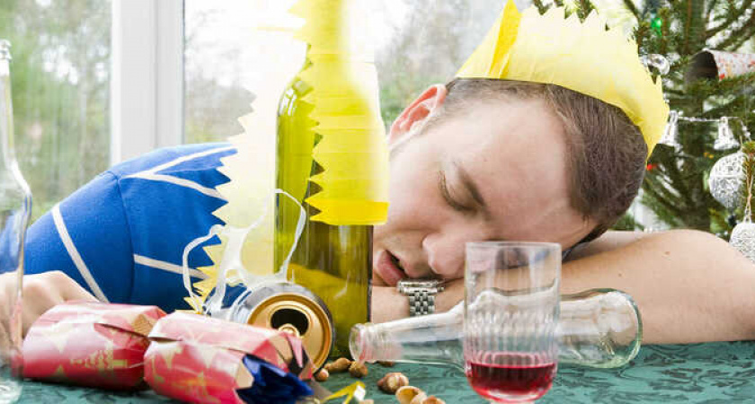 Томатный сок, окрошка и огуречный рассол: как справиться с похмельем после веселой Новогодней ночи