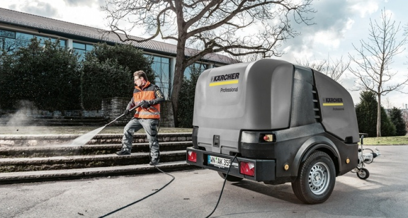 «Как будто перфоратор долбит!»: новороссийцы не могут спать из-за шума от мытья набережной