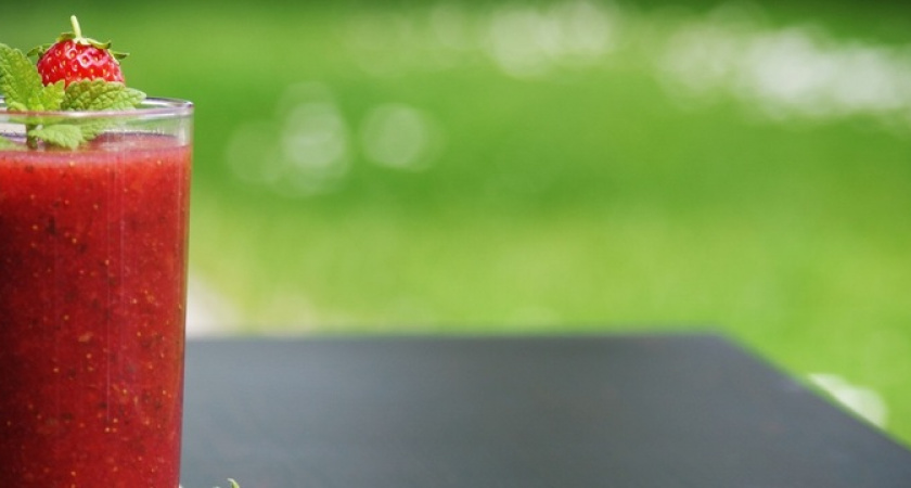 Весенний смузи: готовьте эту вкусную бананово-клубничную пользу в бокале