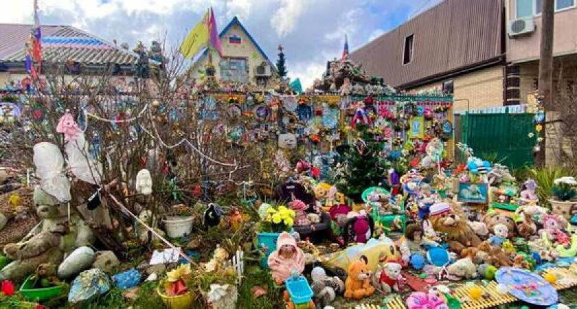Пенсионерка утопила дом и двор в плюшевых игрушках: таинственная история странной новороссийки
