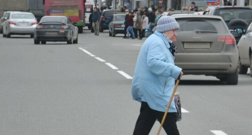 «Шапка слетела, рядом тело в луже крови…»: в Новороссийске «Мерседес» раздавил старушку, бредущую через дорогу в неположенном месте