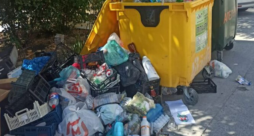 В Новороссийске двор дома на проспекте Дзержинского завален мусором