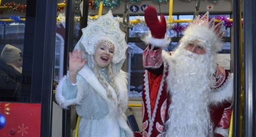 Дед Мороз и Снегурочка целый день будут веселить новороссийцев в новогоднем троллейбусе 31 декабря