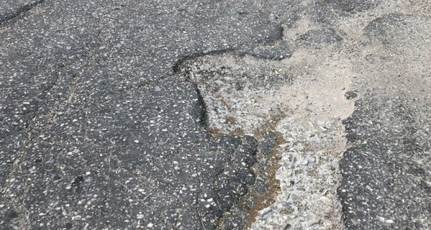 «Денег нет, но вы держитесь!»: новороссийцы жалуются на разбитую дорогу у дома