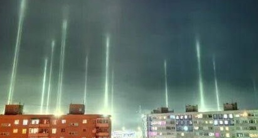 Оружие, прожекторы или природа: в небе над городами России появились странные световые столбы