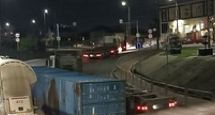 «Пока опять кого-нибудь не угробят…»: в Новороссийске большегруз уронил контейнер на дорогу