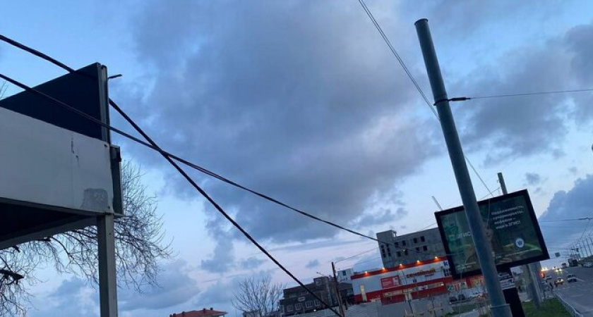 В Новороссийске на остановке у Дворца творчества, где ожидают транспорт дети, висят провода 