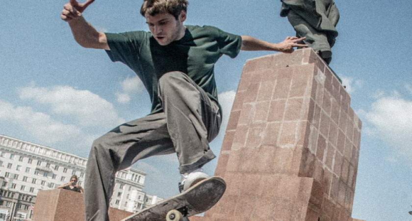 «Никакого порядка на набережной!»: новороссийцы пожаловались на скейтеров, оббивающих ступени и постаменты памятников