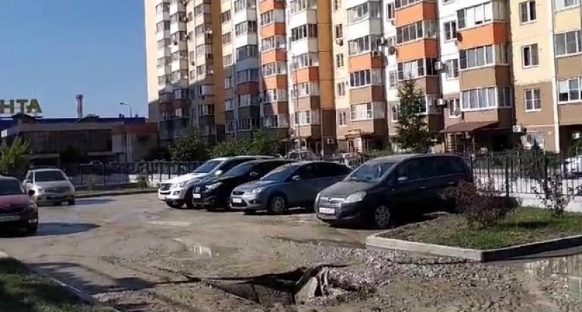 «Петергоф отдыхает!»: сегодня утром в Южном районе Новороссийска произошла авария на водоводе в ЖК «Чернорморский-2»