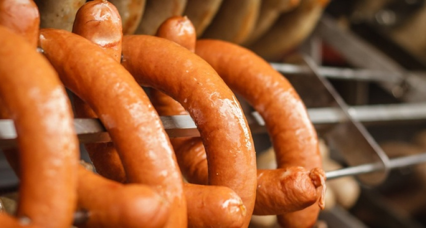 "Там натуральное мясо - смело берите": россиянам назвали самые лучшие марки колбасы*