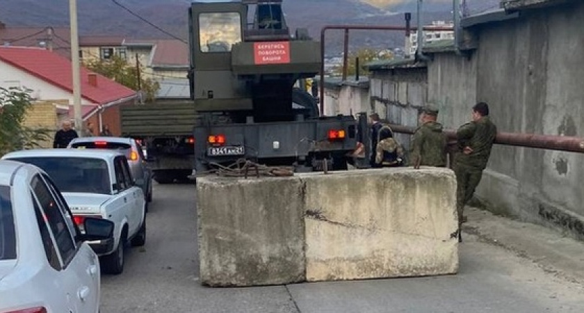 «Блок отодвинули, но не убрали!»: жильцы ЖК «Парковый» в Новороссийске опасаются, что в любой момент единственную дорогу к их домам могут снова перекрыть