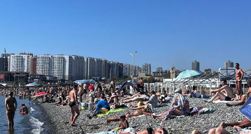 Лето не заканчивается: на пляжах Новороссийска ажиотаж